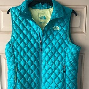 The North Face women’s thermoball puffer vest size Large - excellent condition
